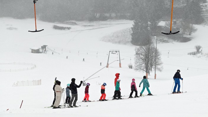 Wintersport: Selten gewordenes Bild: Ein Skikurs genießt beste Schneebedingungen in Berchtesgaden.