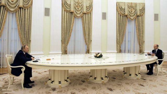 Spionage: Wladimir Putin und Olaf Scholz mit extragroßem Corona-Sicherheitsabstand am Verhandlungstisch im Kreml.