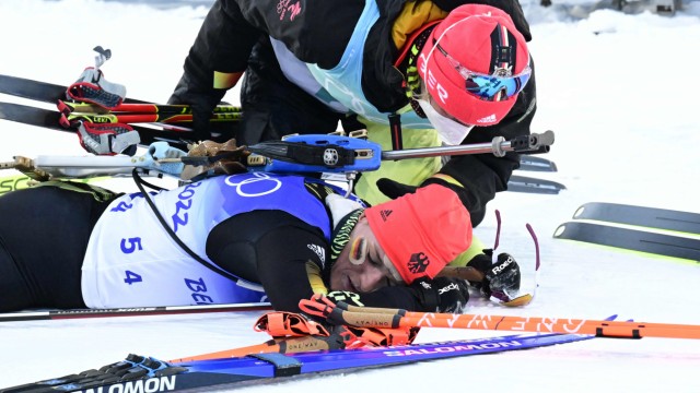 Biathlon bei Olympia: Völlig fertig im Ziel: Schlussläuferin Denise Herrmann (unten) liegt im Schnee.