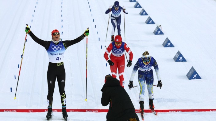 Langlauf-Gold bei Olympia: Nur noch die Arme hoch und jubeln: Victoria Carl (links) überquert die Ziellinie.