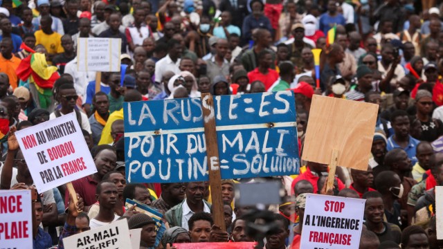 Sahelzone: "Russland ist Hoffnung für Mali" stand schon im August 2020 auf Schildern von Demonstranten in Bamako, die den Rücktritt des dann bald vom Militär gestürzten Präsidenten Ibrahim Boubacar Keïta forderten.