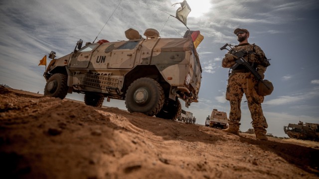 Sahelzone: Mali ist der größte Auslandseinsatz der Bundeswehr (hier bei Gao) mit bis zu 1400 Soldaten im Rahmen der UN-Mission Minusma. Dass sie Malier ausbilden, die dann mit russischen Söldnern kooperieren, hält Bundesverteidigungsministerin Christine Lambrecht für "undenkbar".