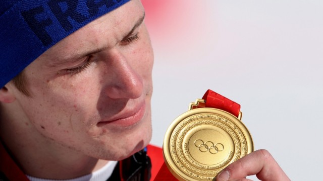 Ski Alpin bei Olympia: Langsames Kennenlernen: Der Franzose Clement Noel mit seiner ersten Goldmedaille.