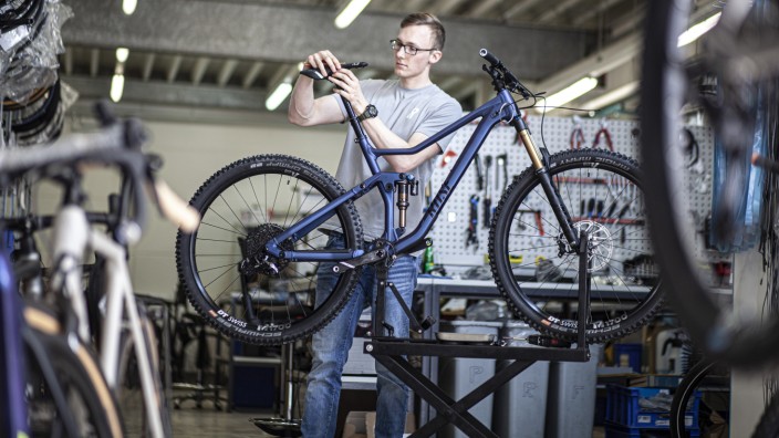 Globalisierung: Rose-Mitarbeiter bei der Montage eines Mountainbikes in Bocholt. Das Unternehmen leidet unter den Lieferengpässen.