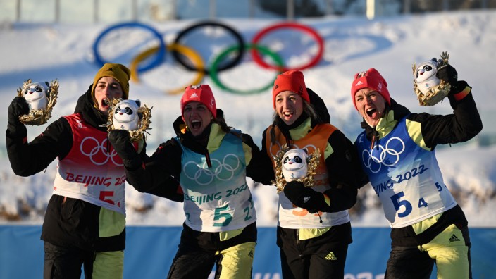 Biathlon bei Olympia: Die deutsche Bronze-Staffel: Vanessa Voigt, Vanessa Hinz, Franziska Preuß und Denise Herrmann (von links) bei der Flower Ceremony.