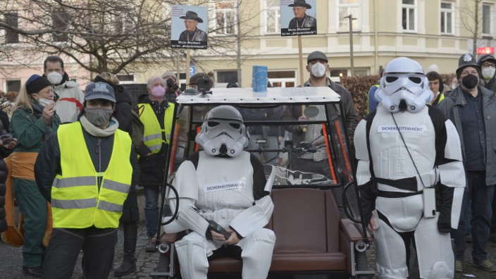 Schwanthalerhöhe: Kundgebung gegen die geplante Sicherheitswacht im Westend: Die Stormtrooper - fiktive Soldaten im Star-Wars-Universum - sollen die Angst vor einem Überwachungsstaat symbolisieren.