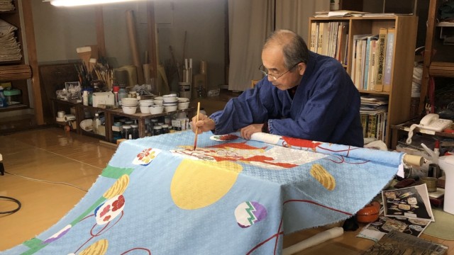 Nationaltracht: Ungewohntes Format: Ein Kunsthandwerker produziert einen Sari mit der traditionellen Kimono-Färbetechnik Kyo-Yuzen.