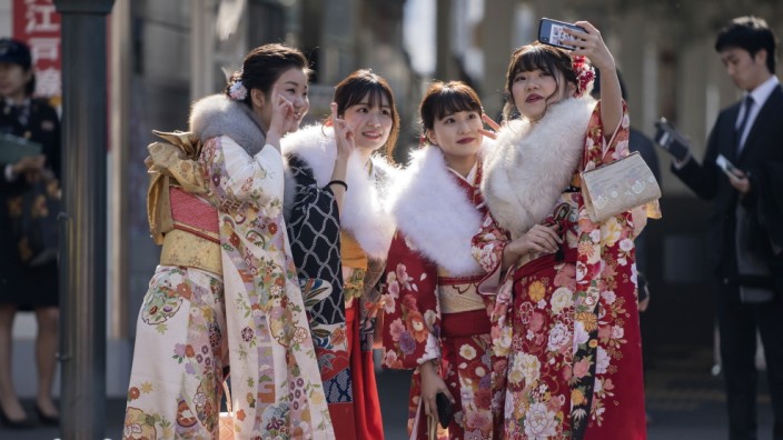 Nationaltracht: Wer Kimono trägt, hüllt sich in die Pracht der unnachahmlichen Heimatkunst Japans, aber auch in eine Schönheit, die ein bisschen anstrengend, unbequem und kompliziert anzuziehen ist.