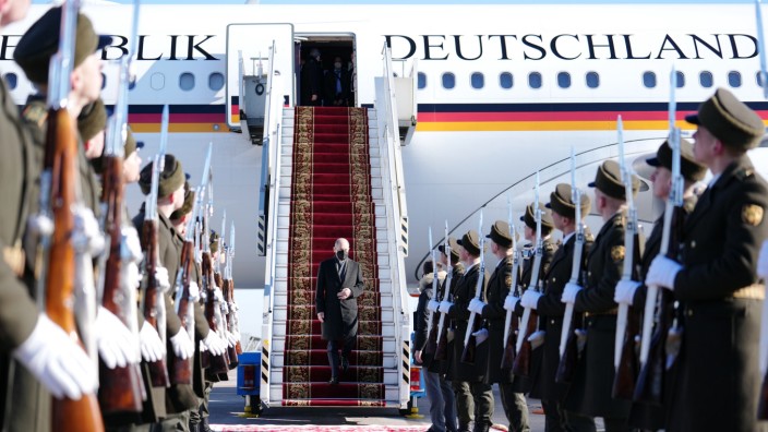 Sicherheitspolitik: Ohne Deutschland wird es nicht gehen: hier Bundeskanzler Scholz am Montag bei seiner Ankunft in Kiew.