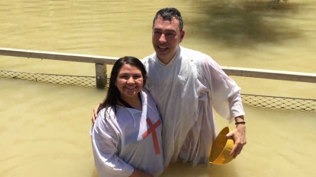 Leute: Priester Andres Arango bei einer Taufe in Israel im Juli 2017.