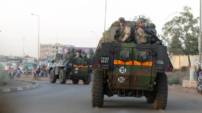 Militäreinsätze: Französische Soldaten fahren 2013 in gepanzerten Mannschaftswagen durch Malis Hauptstadt Bamako. Der Anti-Terror-Einsatz "Operation Serval" der Europäer unter Führung Frankreichs ist inzwischen beendet.