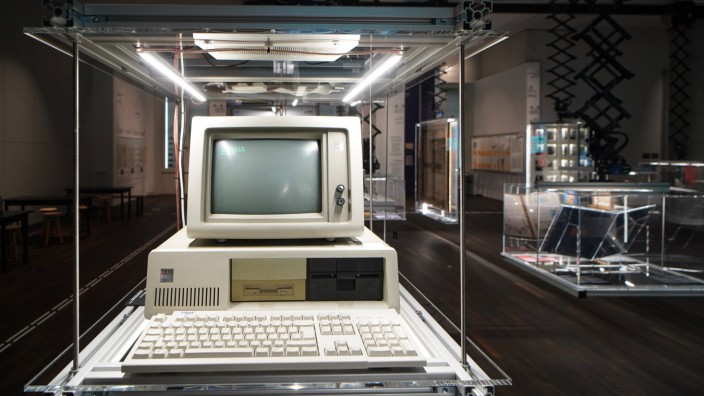 Altersdiskriminierung: Ein älteres Modell: der erste IBM-PC von 1981, ausgestellt im Humboldt-Forum Berlin. IBM wurde 1911 in den USA gegründet und ist damit selbst ein Dinosaurier der IT-Branche.
