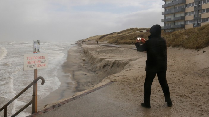 "Ylenia" und "Zeynep": Abbruchkante an einem Wangerooger Strand während des Sturmtiefs "Ylenia".
