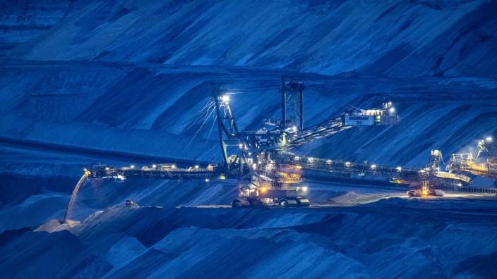 Energie: Braunkohle-Tagebau in Garzweiler: Der Energiekonzern RWE aus Essen wird immer mächtiger.