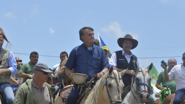 Pestizide: Der brasilianische Präsident Jair Bolsonaro zu Pferde im Februar bei einem Besuch in der Provinz.