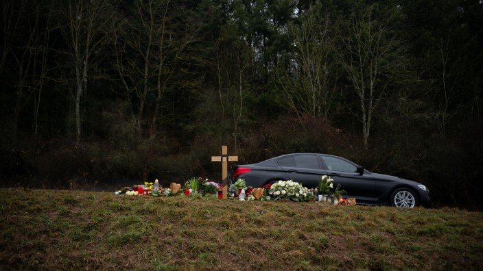 Razzia nach Hass-Botschaft: Die Gedenkstätte für die beiden im Januar 2022 getöteten Polizisten im Landkreis Kusel: Der festgenommene Mann aus München soll die Taten bei Twitter gutgeheißen haben - was die Ermittler auf seine Spur führte.
