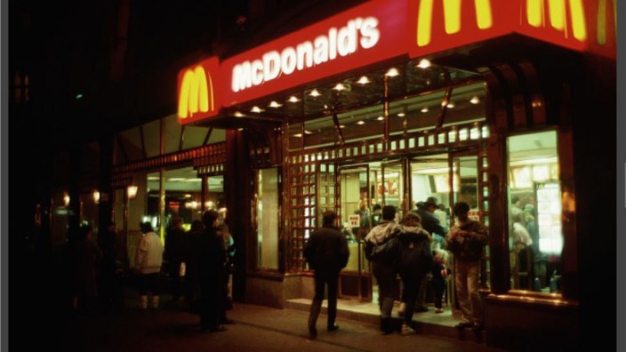 Urbanität: Sammelbecken in der städtischen Nacht: eine McDonald's-Filiale in Budapest.