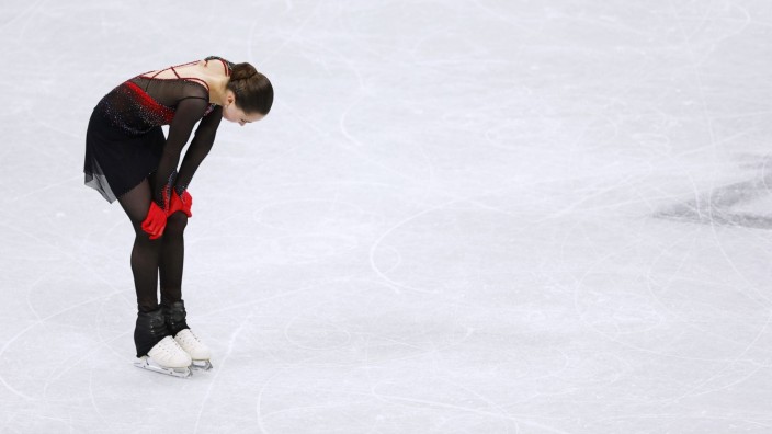 Eiskunstlauf: Allein auf dem Eis, alleingelassen von ihren Bezugspersonen: die 15-jährige Kamila Walijewa nach ihrer fehlerhaften Kür, durch die sie in Peking von Platz eins auf vier purzelte.
