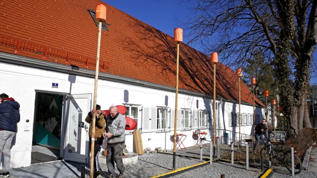Kunst in Wolfratshausen: Die Aufstellung der 4,40 Meter hohen Stelen ist mit viel ehrenamtlicher Arbeit verbunden.