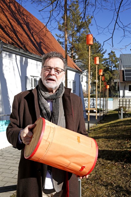 Kunst in Wolfratshausen: Installationskünstler Markus Heinsdorff mit einer seiner Leuchten vor dem Erinnerungsort Badehaus Waldram.