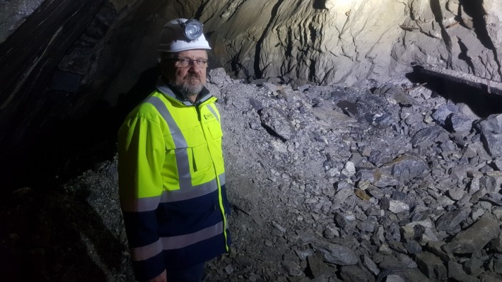 Rohstoffe: Bergbauingenieur Dietrich Wanke steht auf wertvollem Schutt. Das weggesprengte Gestein enthält Lithium.