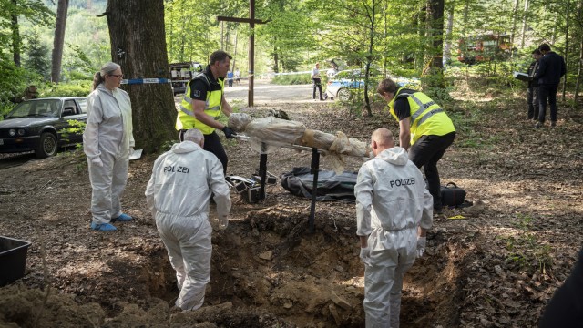 Tatort aus Dortmund: Im Bestattungswald liegt jemand, der nicht freiwillig dort hinkam.