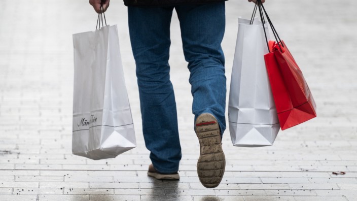 Shopping in München: Immerhin zum Tragen von Tüten sind Männer halbwegs zu gebrauchen.