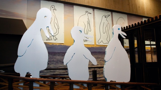 Kunstprojekt: Vergangenes Jahr war Jung mit seinen Pinguinen schon einmal im Starnberger Heimatmuseum. Im Rahmen einer künstlerischen Intervention kaperten die Figuren andere Exponate.