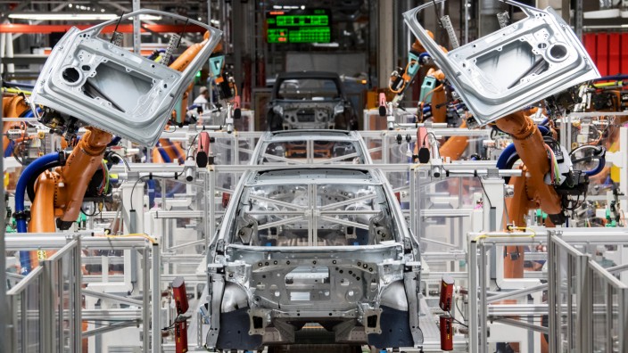 Europäische Union: Volkswagen-Werk im sächsischen Zwickau: Die deutsche Autoindustrie musste wegen des weltweiten Chipmangels ihre Produktion drosseln. Solche Probleme belasten das Wirtschaftswachstum.