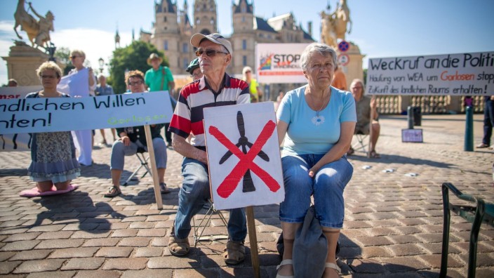 Klimapolitik: Nicht unbedingt die Bürgerbeteiligung, die sich Regierungen wünschen: Protest gegen noch mehr Windräder in Schwerin. Fachleute empfehlen, die Klimawende mit Bürgerräten zu diskutieren.