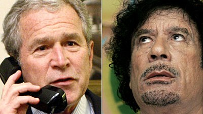Beziehung zwischen USA und Libyen: Zeigt sich "zufrieden" mit den abgeschlossenen Entschädigungszahlungen für die Opfer libyscher Terroranschläge: US-Präsident Bush im Gepräch mit dem libyschen Staatschef Gaddafi.