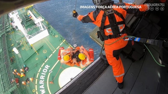 Autoindustrie: Bergung per Seilwinde: Ein Hubschrauber der portugiesischen Marine holt die Besatzung der "Felicity Ace" von einem Öltanker, der zu Hilfe geeilt war.