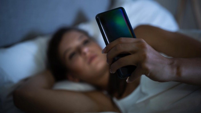 Medizin: Kurz vor dem Einschlafen im Netz scrollen, eine Doku schauen oder ein paar Filmclips ansehen - das kann bei Erwachsenen unter Umständen die Nachtruhe befördern.