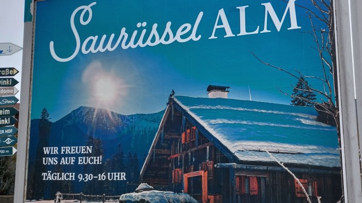 Prozess: An Werbung für ihre Saurüsselalm wie hier auf einem Plakat in Bad Wiessee lassen es die Betreiber der neuen Ausflugsdestination nicht mangeln.