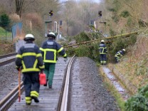 Sturm: Bahn: Bis mindestens Montagnachmittag Verspätungen und Zugausfälle