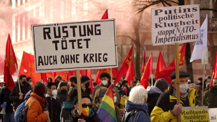 Demonstration in München: Gegen Krieg und die Sicherheitskonferenz: Rund tausend Demonstranten versammelten sich und formierten sich dann zu einem Protestzug.