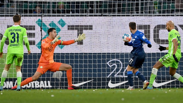 Bundesliga: Nichts zu halten für Koen Casteels: Aus kurzer Distanz kann Hoffenheims Andrej Kramaric ungehindert zum 2:1 für die Gäste einschieben.