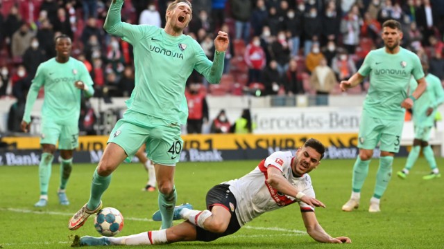Bundesliga: Es gibt da nichts zu diskutieren: Stuttgarts Konstantinos Mavropanos (rechts) foult Bochums Sebastian Polter - Elfmeter und Ausgleich sind die Folge.