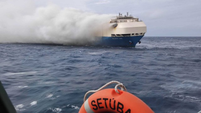 Schiffsbrände: Rauchschwaden steigen von dem brennenden Autofrachter "Felicity Ace" empor, wie man von einem Schiff der Portugiesischen Marine sehen kann.