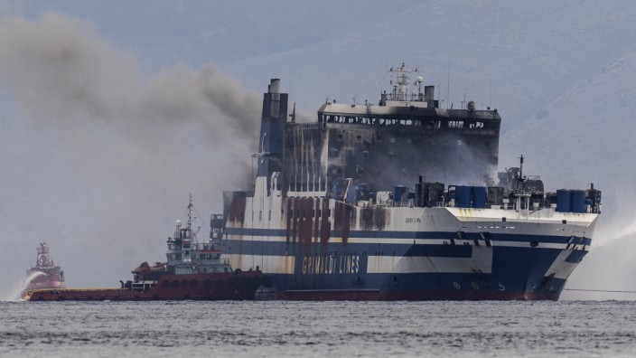 Schiffsbrände: Seit drei Tagen brennt die "Euroferry Olympia" im Mittelmeer nahe der Insel Korfu. Noch immer werden Personen vermisst.