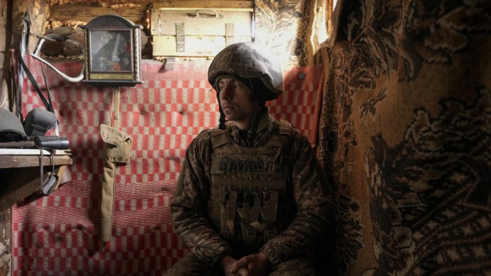 Ukraine: Ein ukrainischer Soldat wartet in der Nähe von Krymsk auf seinen Einsatz.