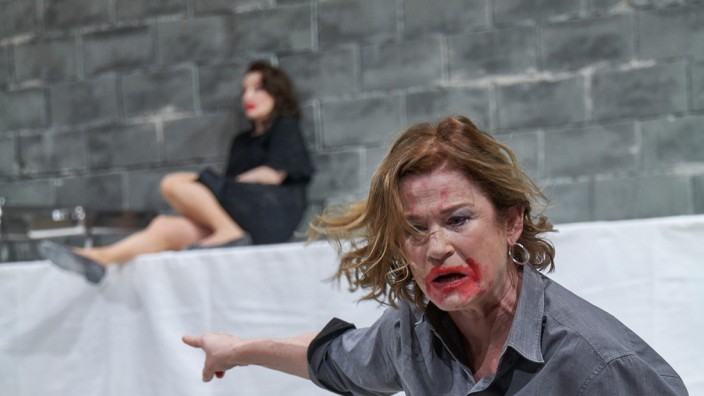 Theater: Die Hölle ist immer die andere: Dörte Lyssewski und Regina Fritsch in Sartres "Geschlossene Gesellschaft" unter der Regie von Martin Kušej am Burgtheater Wien.