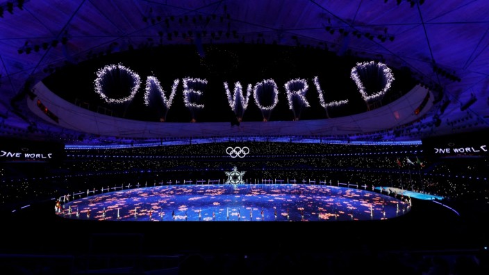 Olympische Abschlussfeier: Eine Welt? Schön wär's. Die Symbolik bei der Schlussfeier im Nationalstadion von Peking deckt sich nicht mit der Realität politisch unterdrückter Menschen in China.