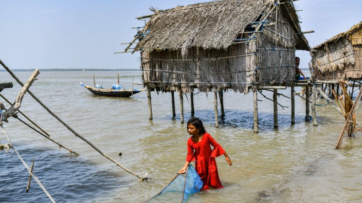 Sicherheitskonferenz: Ein Mädchen sammelt Fischlaich in Bangladesch.