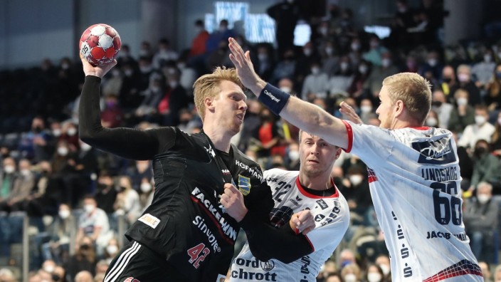 Handball: Spielte früher selbst bei der SG Flensburg-Handewitt und war am Sonntagabend mit sieben Toren bester Erlanger Werfer: Simon Jeppsson.