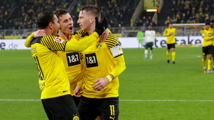 Bundesliga: An fünf Toren beteiligt, aber trotzdem verhalten gejubelt: Der Dortmunder Kapitän Marco Reus (rechts neben Donyell Malen und Raphael Guerreiro) stellte seinen persönlichen Rekord gegen seinen ehemaligen Verein auf.