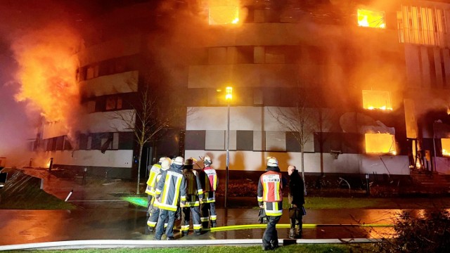 Essen: "Es glich einem Inferno". Feuerwehrmänner vor dem in Flammen stehenden Wohnkomplex.