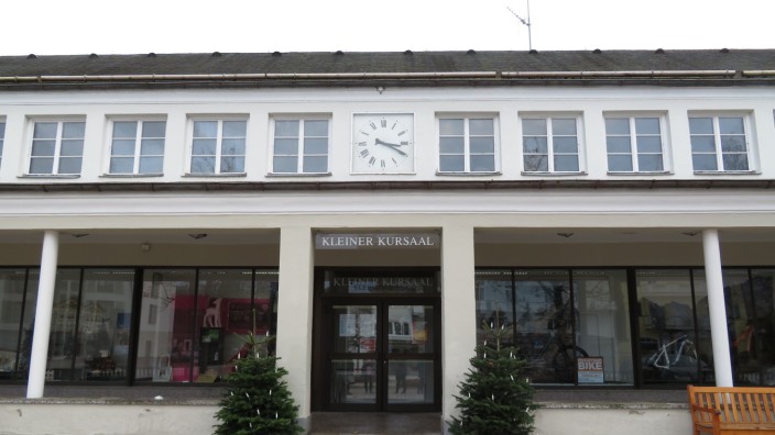 Tölzer Baugeschichte: Der Entwurf für den "Kleinen Kursaal" am Tölzer Vichyplatz stammt von Theodor Fischer. Errichtet wurde das Haus mit einer Art Wandelgang, Sprossenfenstern und Uhr zwischen 1927 bis 1929.