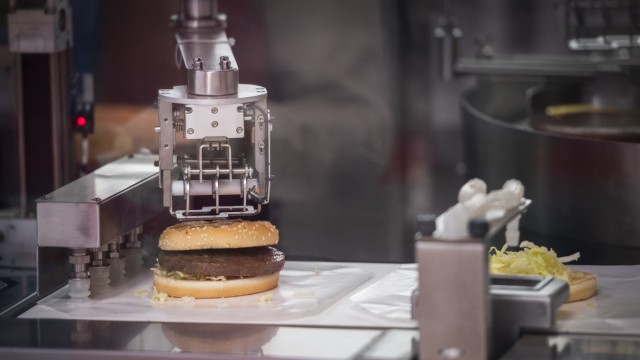 Olympia 2022: Künstliche Ernährung: Ein Roboter bereitet im Speisesaal des Pressezentrums in Peking einen Burger zu.