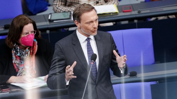 Haushalt: "Das Bundeskabinett vibriert vor Gestaltungsehrgeiz", sagte Christian Lindner kürzlich im Bundestag. Doch als Finanzminister wird er manche große Pläne zurechtstutzen müssen.